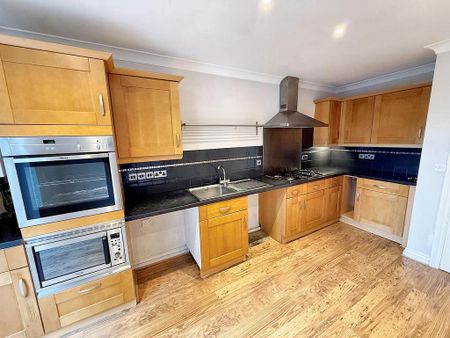 4 bedroom end of terrace house to rent - Photo 3