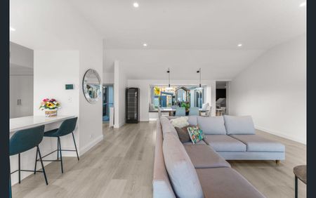 8 Glenbrook Avenue, Benowa Waters QLD 4217 - House For Rent | Domain - Photo 4