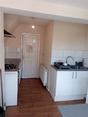Room in a Shared House, Albert Square, E15 - Photo 1