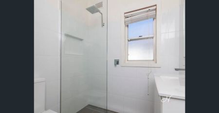 CONVENIENT HOME WITH EASY ACCESS TO NEWCASTLE UNIVERSITY - Photo 2