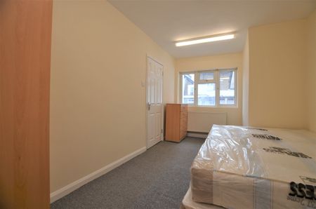 Flat to rent - Woolstone Road, London, SE23 - Photo 3