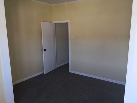 Centrally located - 3 double bedrooms - Photo 3