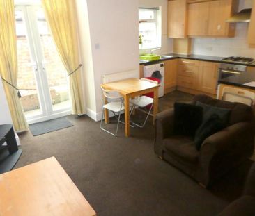 4 bedroom terraced house to rent - Photo 1