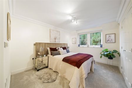 Portsmouth Road, Esher, Surrey, KT10 flat to rent - Photo 5