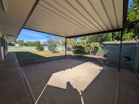 Three Bedroom Family Home - Photo 4