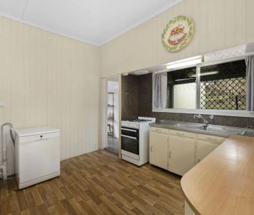 3 bedroom home with sleepout and large yard in perfect location - Photo 6