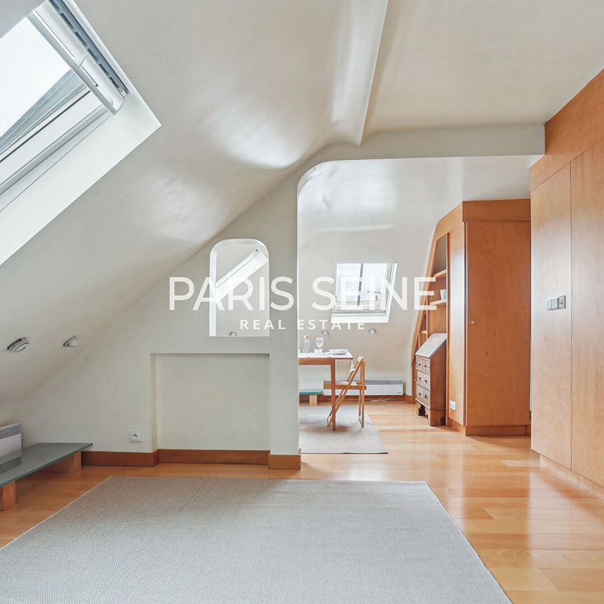 ** Saint-Germain-des-Prés ** Très grand studio lumineux avec vue dégagée ! - Photo 1