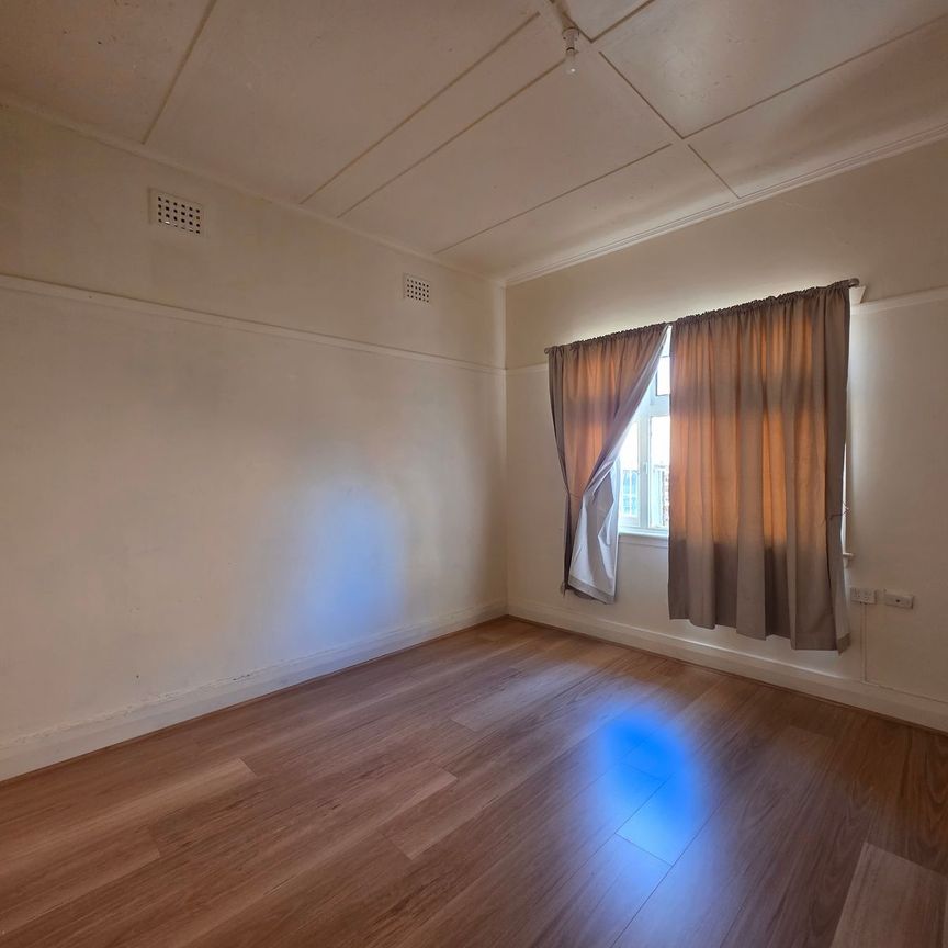 Freshly Updated Two-Bedroom Flat in Convenient Central Location - Photo 1