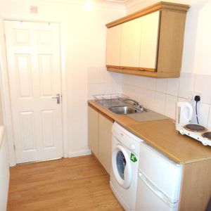 Clark Way, Heston, Hounslow - Photo 2