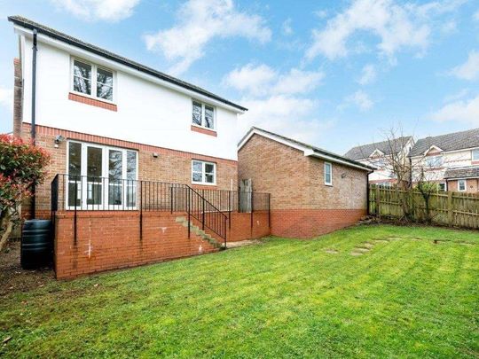 A detached 4 bedroom property, with off street parking, garage and gardens. 2 bathrooms and 2 reception rooms. Close to the town and harbour. Available for 12 m - Photo 1