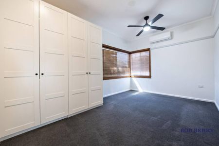 Three-Bedroom Cottage in Central Location - Photo 3