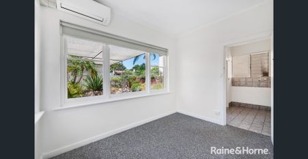Charming 2-Bedroom Stone Frontage Cottage in Prestigious Dulwich - Photo 4