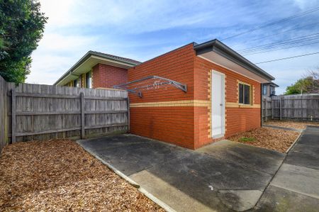 Spacious 3-Bedroom Unit - Photo 2