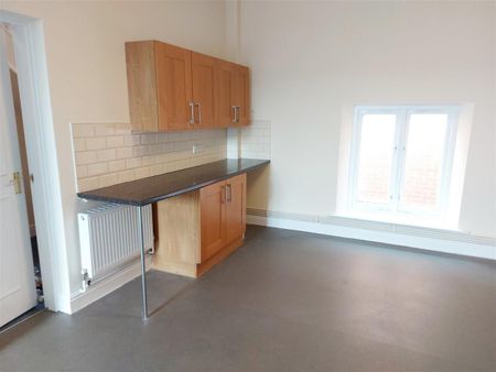 2 bedroom Maisonette to rent - Photo 2