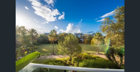 Stunning Two-Bedroom Apartment in Prime Island Quays Location with Water & Park Views - Photo 3