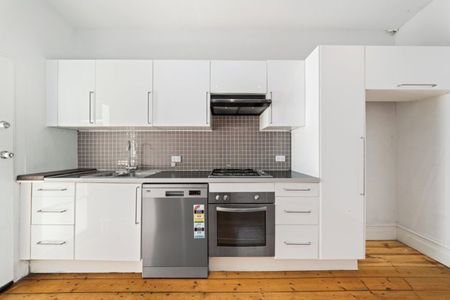 Stylish Two-Bedroom Gem in Prime Port Melbourne Location - Photo 5