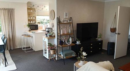 Charming 3BR Greerton Retreat! - Photo 2