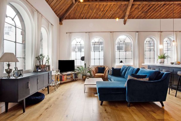 Stunning, two bedroom apartment located in one of Kingsland Road's most sought after developments. - Photo 1