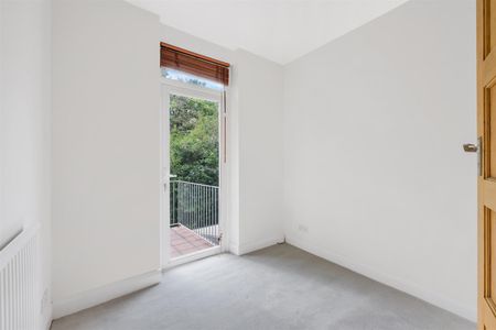 To Let 5 Bed House - Detached - Photo 3