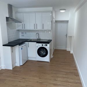 Studio Flat, Belsize Road, NW6 - Photo 2