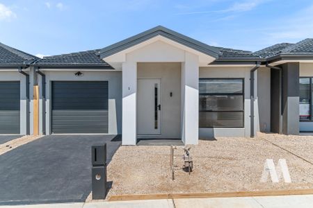 5 Surat Way, Rockbank VIC 3335 - House For Rent | Domain - Photo 2