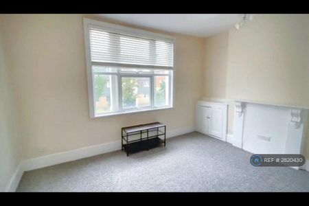 3 bedroom flat to rent - Photo 4