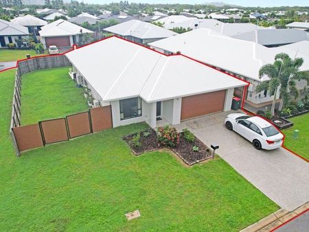 SPACE, STYLE AND PRIVACY - GORGEOUS FAMILY HOME! - Photo 3