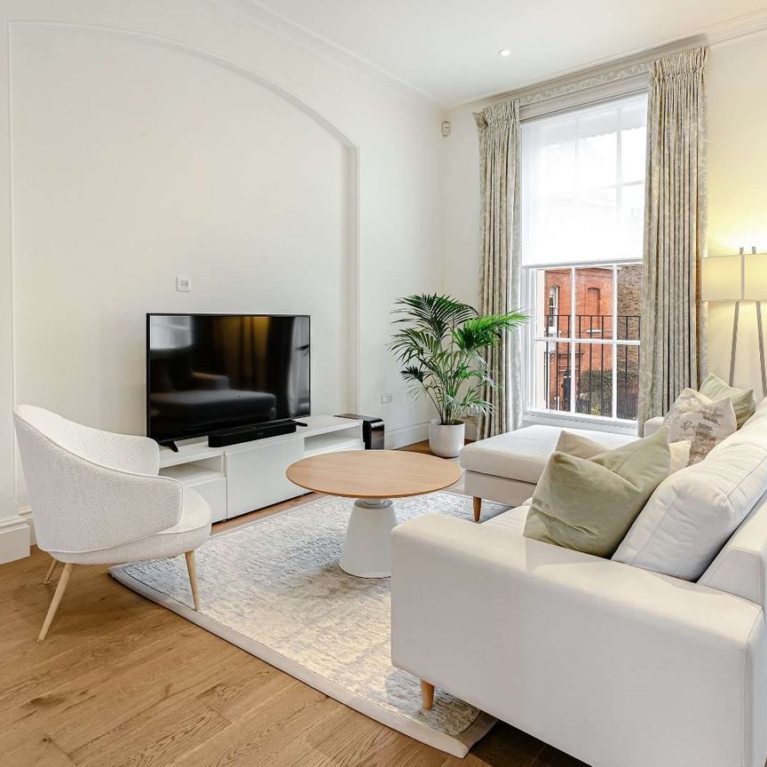 Fabulous three bed apartment recently refurbished with own private entrance - Photo 1