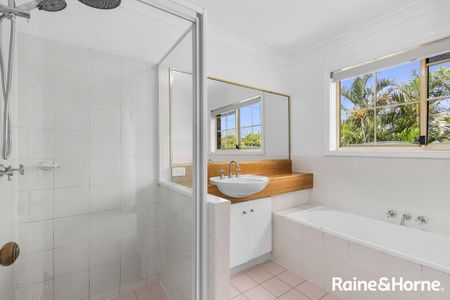 Refreshed and Spacious Townhouse in the Heart of Taringa! - Photo 5