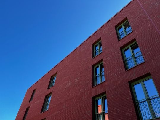 Erstbezug im neuen Stadtteil Kronsrode Hannover: EBK, Fußbodenheizung, Balkon, E-Lademöglichkeiten u.v.m. - Photo 1