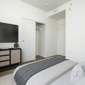 Luxury 2 bed 2 bath + flex condo 900 sqft - Photo 2