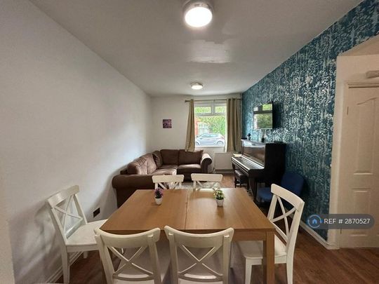 4 bedroom end of terrace house to rent - Photo 1