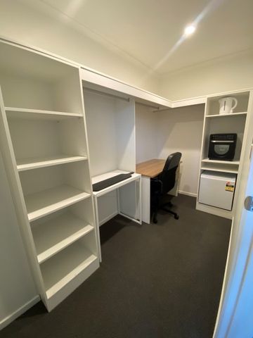 FURNISHED STUDIO WITH PRIVATE ENTRY AND COURTYARD $450 per week - Photo 2