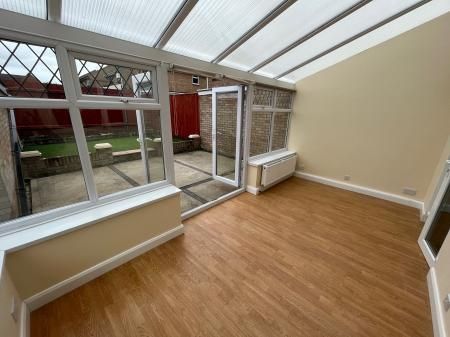 4 bedroom Detached house To Let - Photo 3