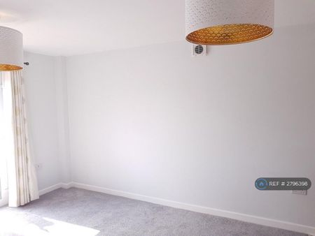 2 bedroom flat to rent - Photo 2