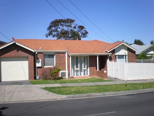 Just a short walk to the Gilbert Road tram this lovely 2 bedroom home is perfectly positioned in prime location. - Photo 1