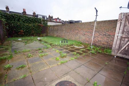 3 bedroom end of terrace house to rent - Photo 4