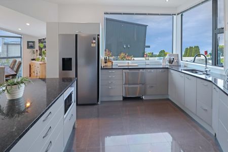 Immaculately presented executive four-bedroom family home - Photo 3