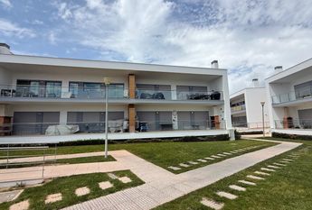 Apartamento T2 bem localizado em condomínio com piscina e garagem privada.