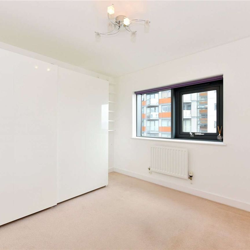 A bright and airy apartment which boasts impressive views looking towards the River Thames and Millennium Dome. - Photo 1