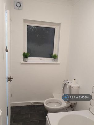 3 bedroom end of terrace house to rent - Photo 1