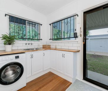 Charming Renovated Cottage in Prime Location - Photo 2