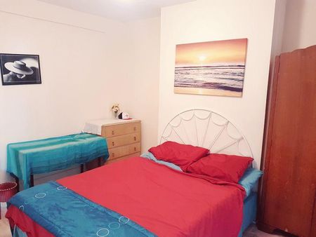 1 bedroom in a house share to rent - Photo 2