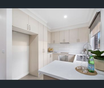 Spacious 4 Bedroom Contemporary Townhouse in Prime Location - Photo 5