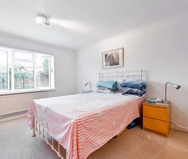 A well presented, refurbished, ground floor apartment with garage a... - Photo 6