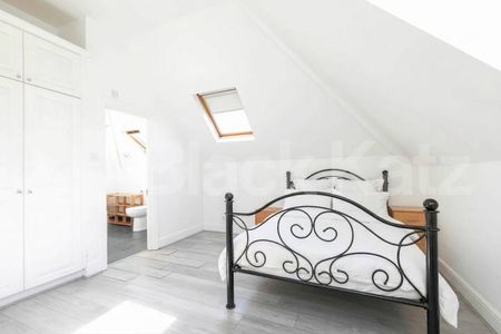 A spacious one-bedroom second-floor flat located on Willesden Lane, NW2 - Photo 3