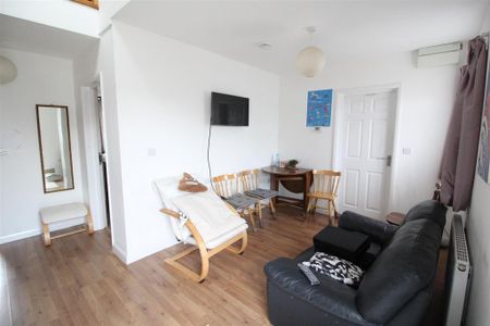 6 bedroom semi-detached bungalow to rent - Photo 3