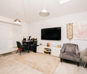 5 bedroom detached house to rent - Photo 2