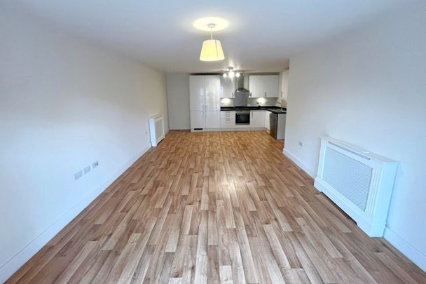 Alderson Grove, Walton-on-Thames, Surrey, KT12 - Photo 1