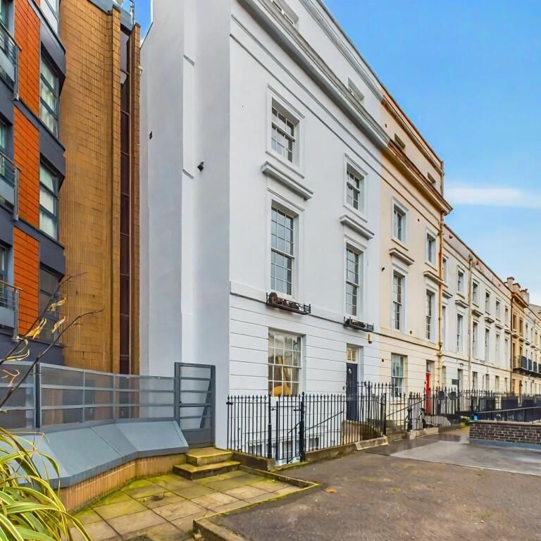 4 bedroom end of terrace house to rent - Photo 1